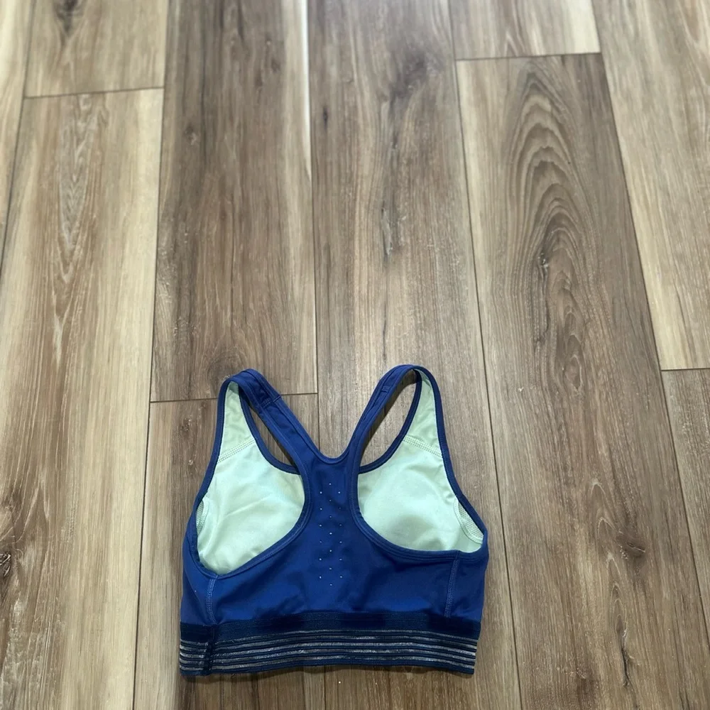 Nike dri fit Women's Sports Bra size small